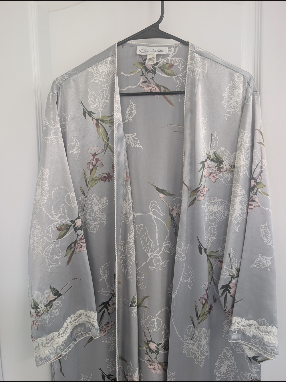 Oscar de la Renta Light Gray Floral Satin Robe